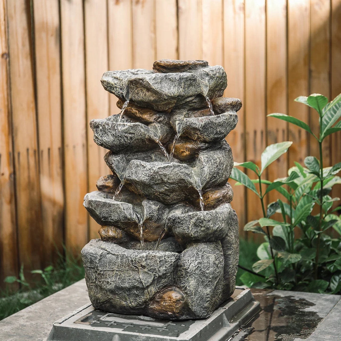 Gartenbrunnen mit Kaskade und Pumpe – 49 cm hoch, mehrstufiges Wasserspiel